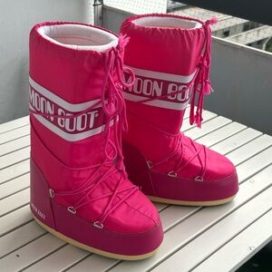 REPOST for @brookegjosund - Fuschia Moon boots! Size 7-9